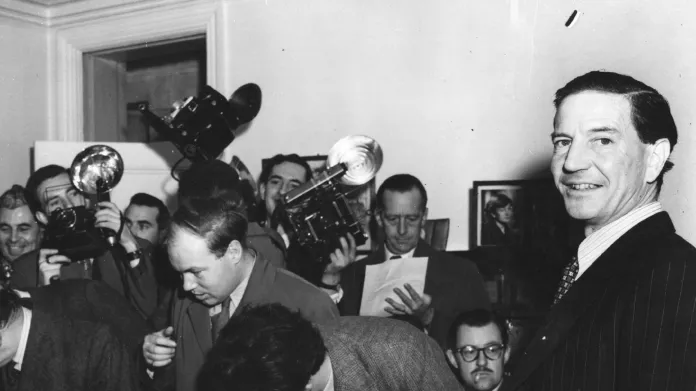 Kim Philby na tiskové konferenci v roce 1955