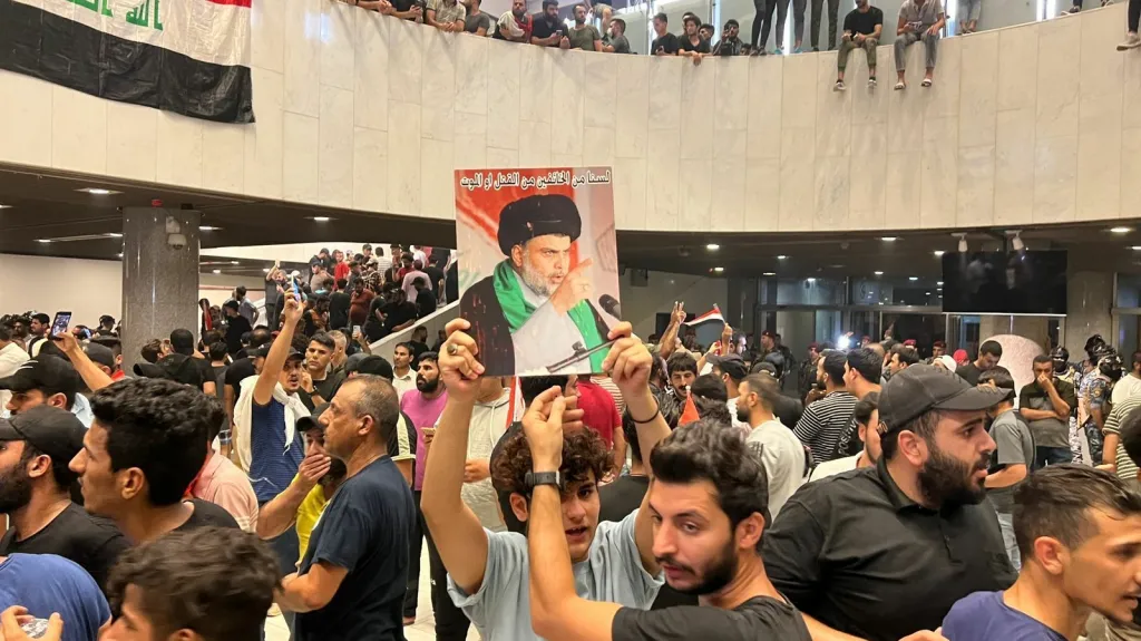 Demonstranti v iráckém parlamentu
