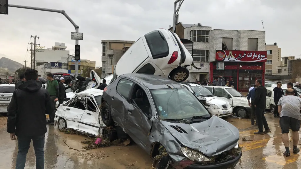 Velká voda odnesla v Šírázu řadu aut