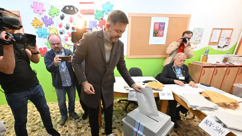 Ministr vnitra Vít Rakušan (STAN) odevzdal svůj hlas ve volbách do Poslanecké sněmovny