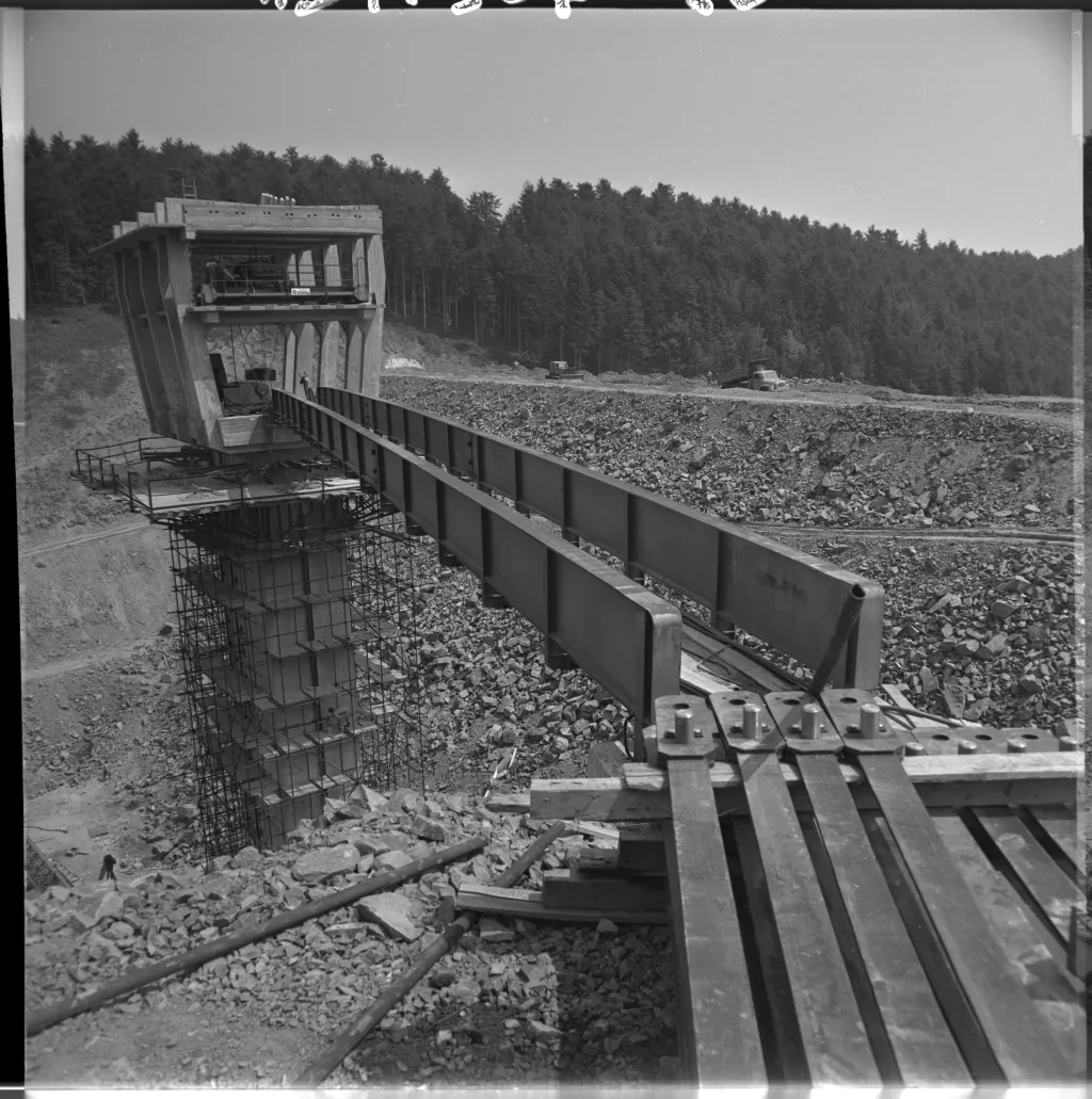 Na stavbě vodní nádrže na Malé Hané u Opatovic na Vyškovsku dokončili dělníci v roce 1972 práce na hlavních objektech celé přehrady, především na odběrné věži vody z vlastní nádrže, vlastní sypané hrázi, skluzu a vývaru vody