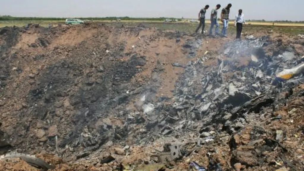 Kráter po pádu íránského letadla