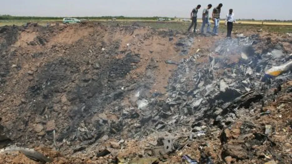Kráter po pádu íránského letadla