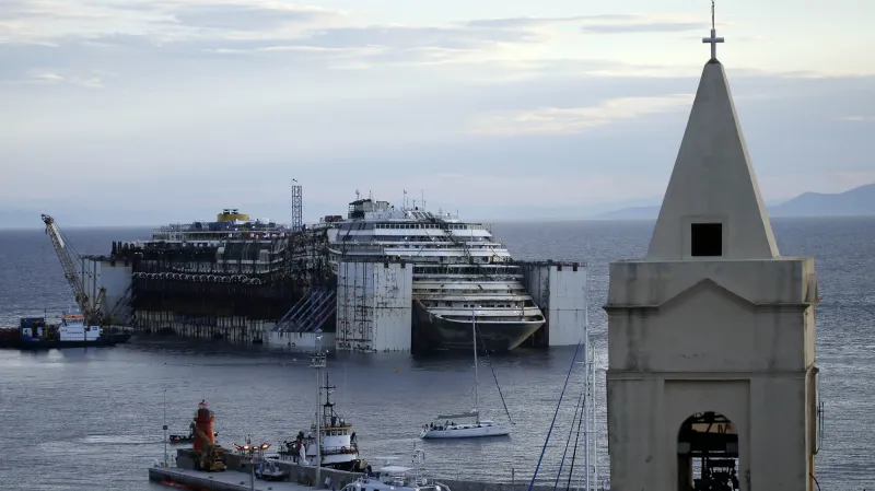 Costa Concordia krátce před odtažením
