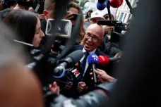 Zamčený předseda i „rekord ve zradě“. Hledání aliancí stranám ve Francii komplikují spory