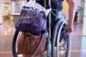 Srážka za snahu. Pracujícím lidem s invalidním důchodem se krátí podpora