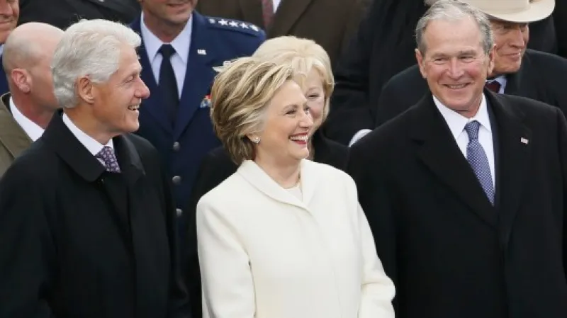 Bill a Hillary Clintonovi v rozhovoru s Georgem Bushem Zdroj: Reuters