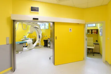 Policie prověřuje možné ublížení na zdraví u stovek lidí kvůli defibrilátorům ve FN Olomouc