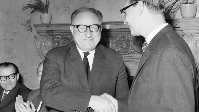 Alexander Dubček gratuluje Františku Krieglovi ke zvolení do ÚV KSČ