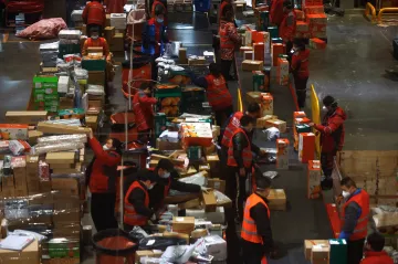 Cla na levné balíky z Číny budou již příští rok, rozhodli ministři EU