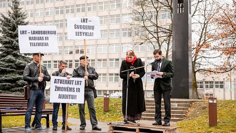 Kandrotas během demonstrace před kancelářemi společnosti LRT