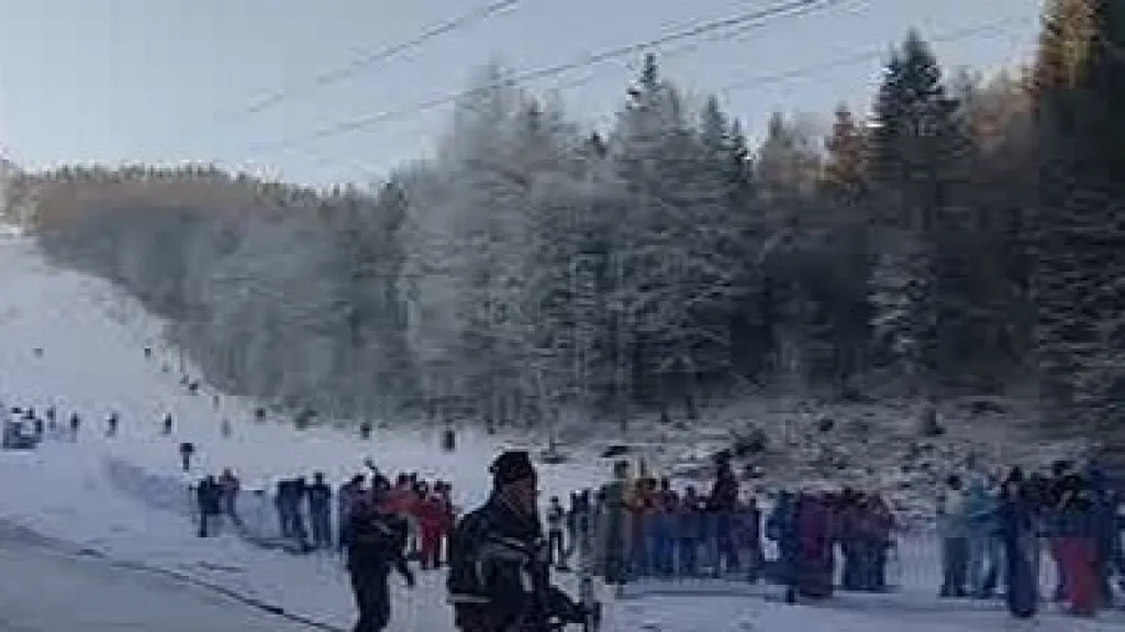 Lyžaři na uměle zasněženém svahu