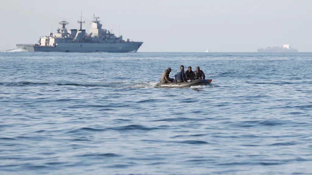 Migranti se na člunu snaží přeplout La Manche