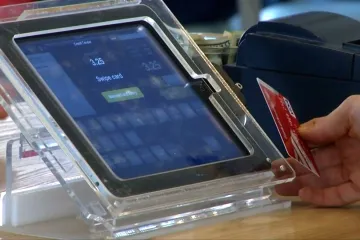 Některé prodejny měly potíže s přijímáním plateb kartou. Výpadky systému přiznala ČSOB