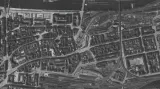 Dvě Prahy: Srovnání starých (mapa 1896) a nových plánů (fotografie 1945) poukazuje na to, jakým způsobem budování železniční sítě ovlivnilo vývoj města v okolí centra Prahy