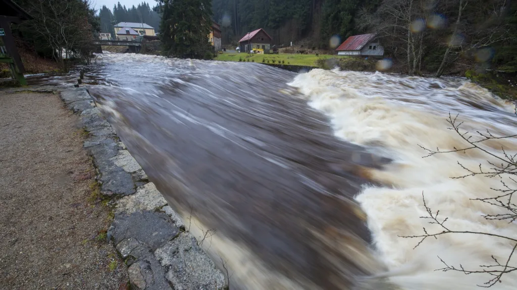 Rozvodněná řeka Vydra na Šumavě (leden 2022)