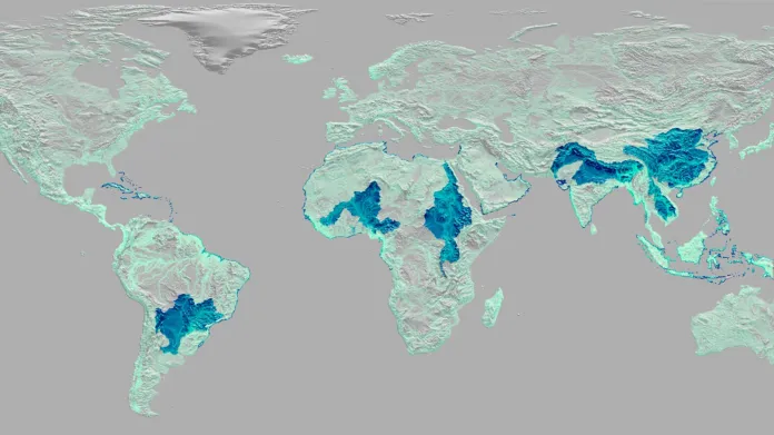 Vodní ekosystémy s vyšším rizikem, že se do nich dostane odpad ze souše. Tmavě modře jsou zvýrazněny klíčové oblasti s nejvyšším rizikem přijímání odpadů z pevniny
