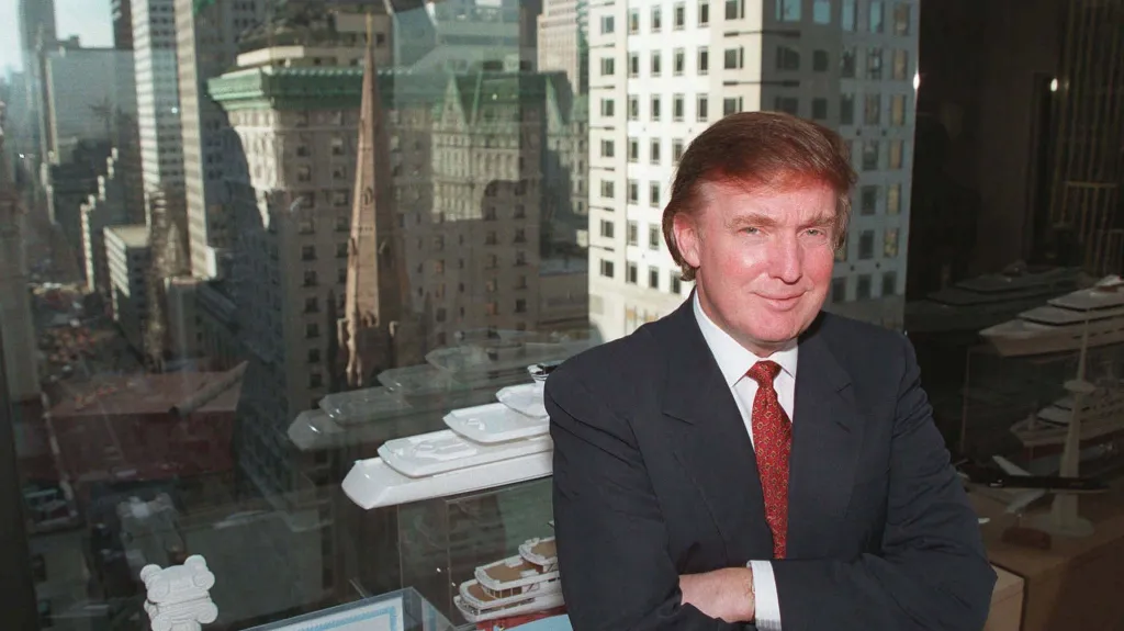 Donald Trump na snímku z roku 1996 ukazuje výhled ze své kanceláře