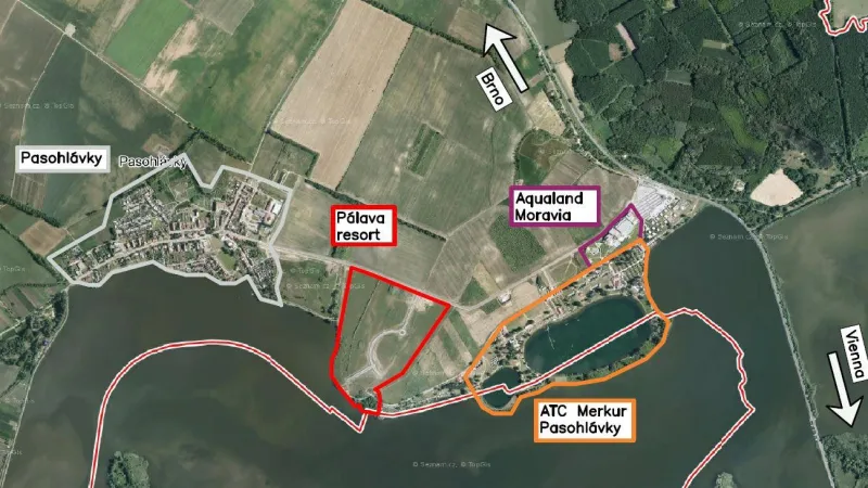 Pozemky pro výstavbu lázní leží mezi obcí Pasohlávky a již fungujícími rekreačními objekty