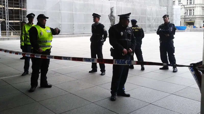 Policie před Národním divadlem po výbuchu v Divadelní ulici