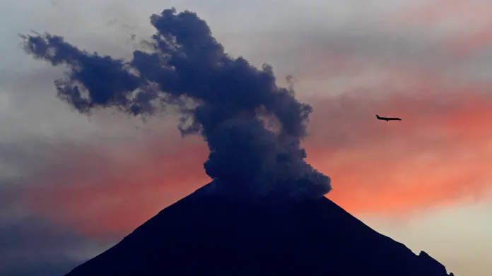 Sopka Popocatépetl začala chrlit popel a páru