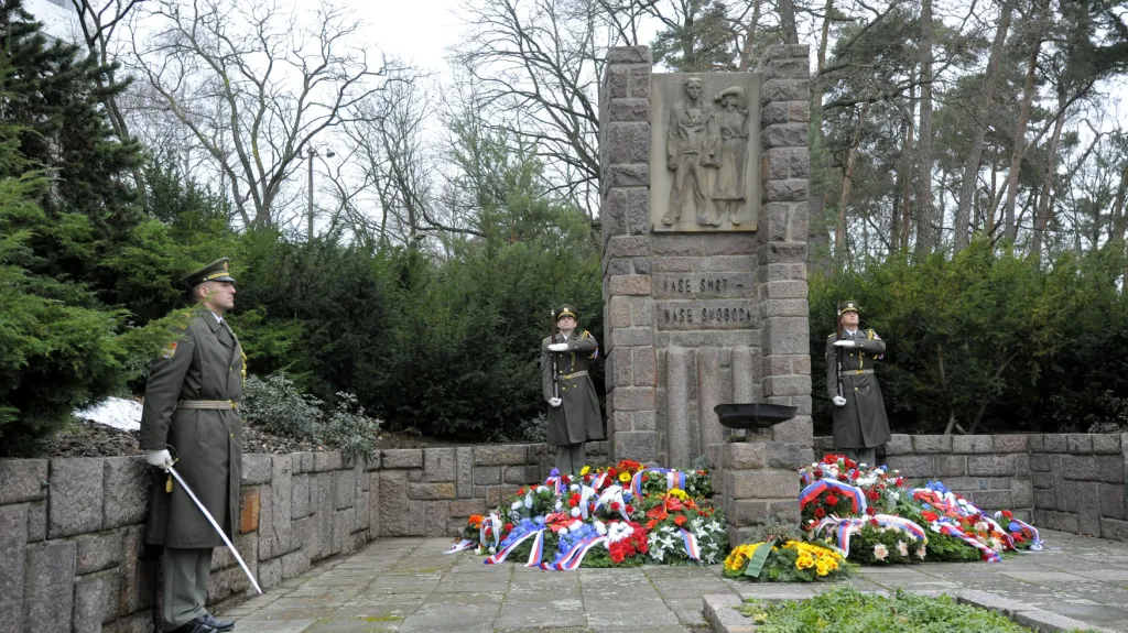 Pietní akt k připomínce skupiny Silver A v Pardubicích