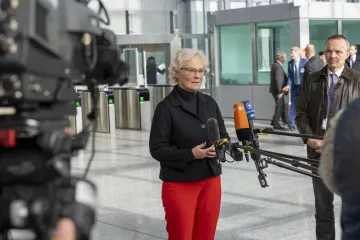 Budeme na Slovensku opravovat zbraně použité na Ukrajině, oznámila německá ministryně obrany