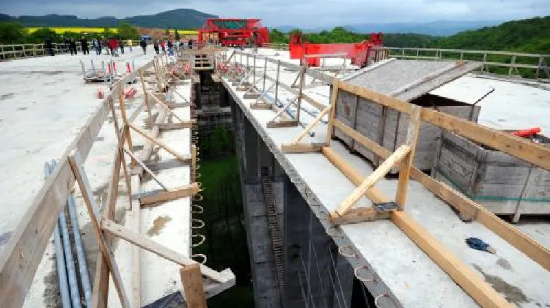 Stavba dálničního mostu