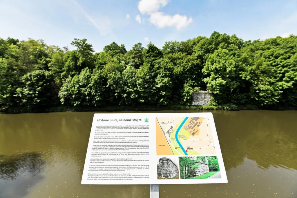 Nová vyhlídka na historickém pilíři u řeky Radbuzy