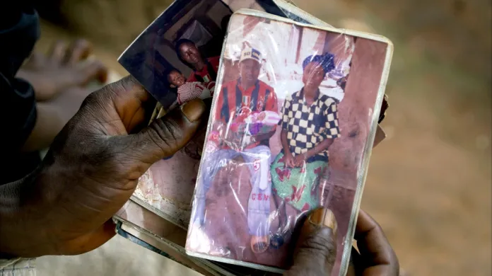 Etienne Ouamouno ukazuje fotku se synem a manželkou - prvními oběťmi epidemie eboly
