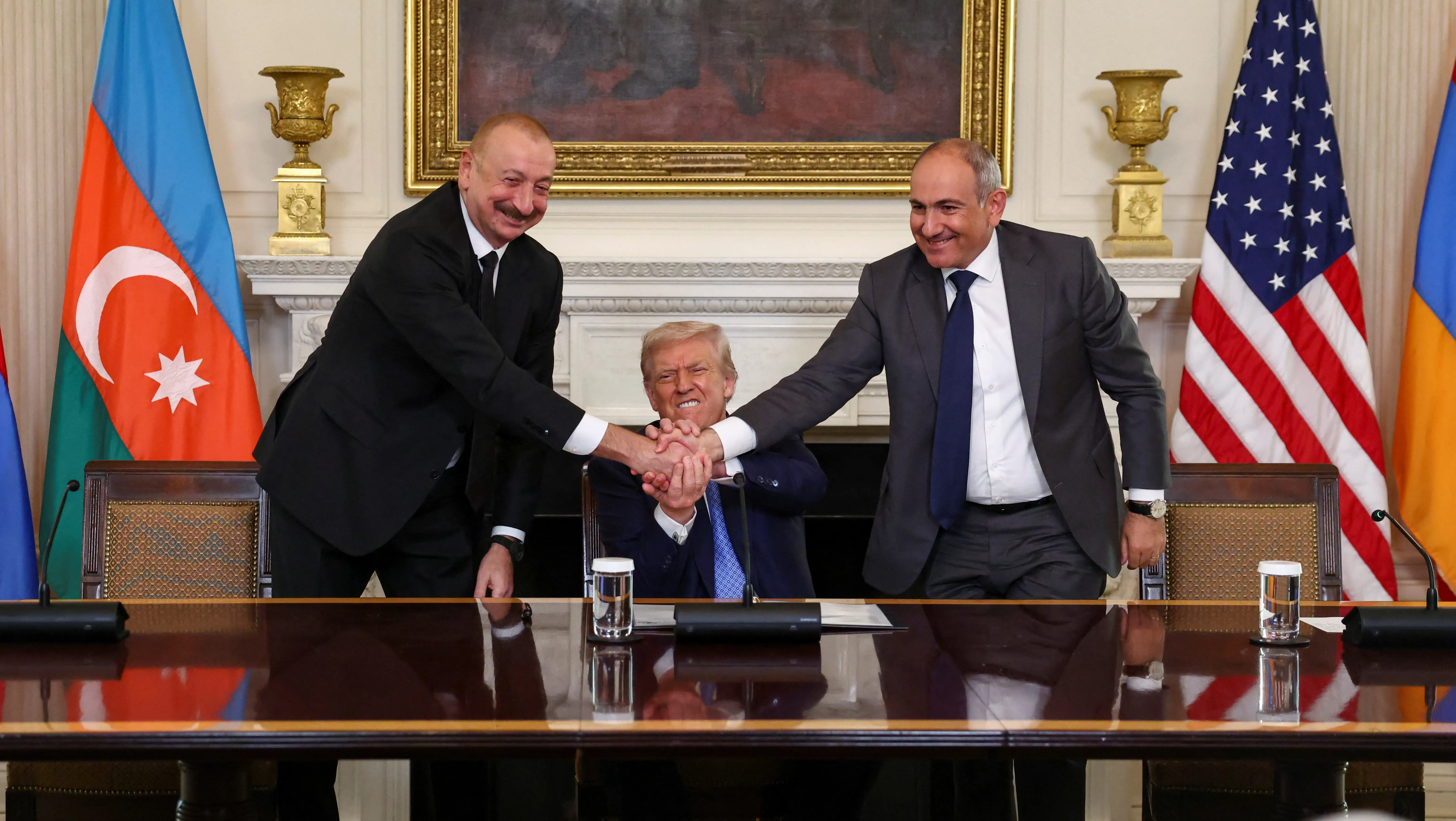 Arménie s Ázerbájdžánem ve Washingtonu podepsaly mírovou dohodu