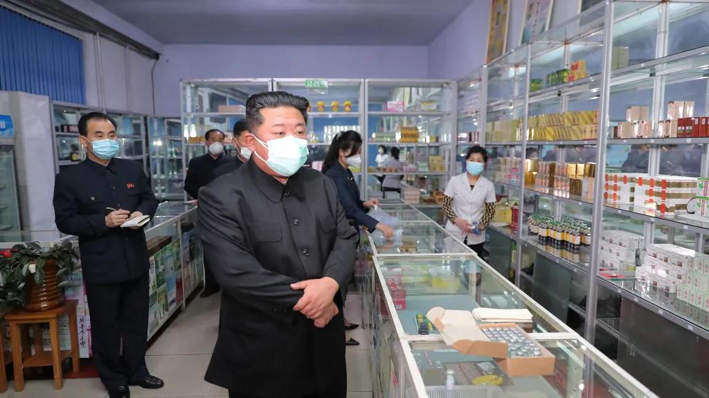 Severokorejský vůdce Kim Čong-un při návštěvě lékárny
