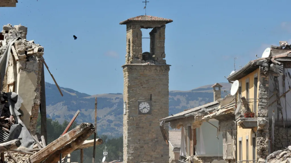 Hodiny na věži v Amatrice se po zemětřesení zastavily