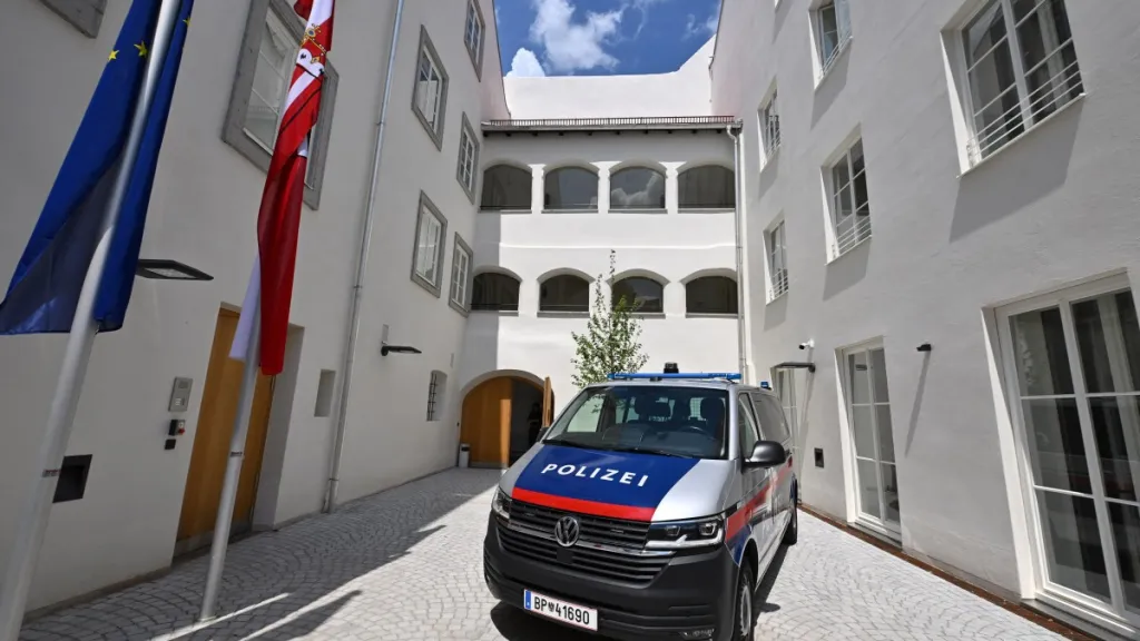 Rakouský policejní vůz na nádvoří rodného domu nacistického diktátora Adolfa Hitlera ve městě Braunau am Inn