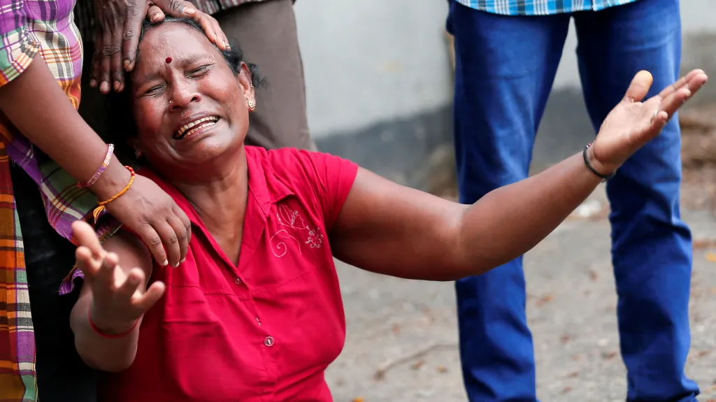Lidé truchlící za své příbuzné po sérii útoků na Srí Lance