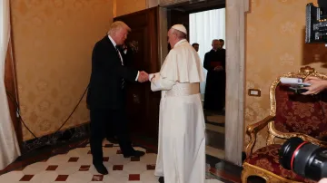 Papež vítá Trumpa v Apoštolském paláci