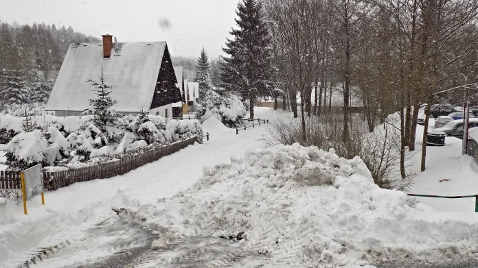Ranní úklid sněhu ve Filipovicích na Jesenicku