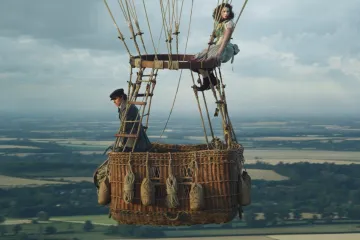 Filmová upoutávka týdne: Vzhůru do oblak. Balonem letí Eddie Redmayne a Felicity Jonesová
