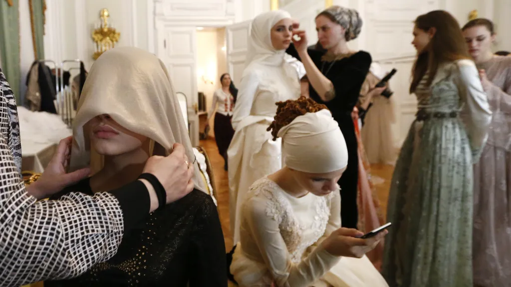 Modelky při přípravách v zákulisí před přehlídkou módního domu Firdaws, který vede Aishat Kadyrova, dcera hlavy Čečenské republiky Ramzana Kadyrova, na Mercedes-Benz Fashion Week Russia v ruské Moskvě (2017)