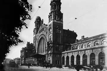 Pražské hlavní nádraží slouží cestujícím 150 let. Jmenovalo se po císaři i americkém prezidentovi