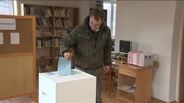 Zlámanečtí dnes hlasovali v místní knihovně