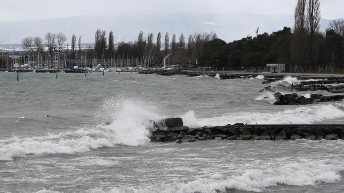 Větrem rozbouřená hladina Ženevského jezera ležícího na hranici mezi Francií a Švýcarskem