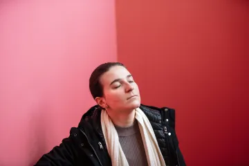 „Nepamatuji si, jaké to bylo bez AI.“ Švýcarská mládež propadá chatbotům