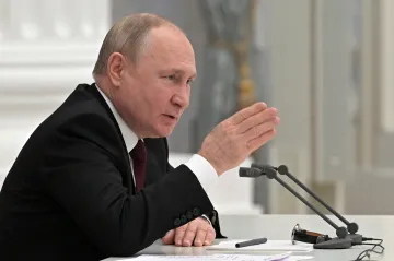 Putin podle Kremlu Macronovi a Scholzovi řekl, že podepíše uznání nezávislosti „republik“ na Donbasu