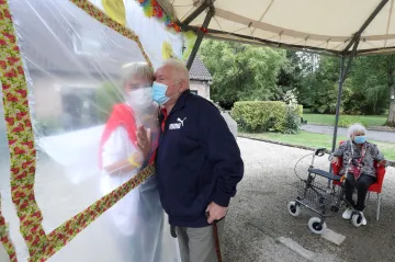 WHO oznámila rekordní nárůst případů. Tvrdě zasažené Belgii hrozí druhá vlna pandemie