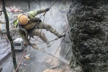 Uvolněné skály u centra Karlových Varů zajišťují specialisté. Město proti sesuvům balvanů bojuje dlouhodobě