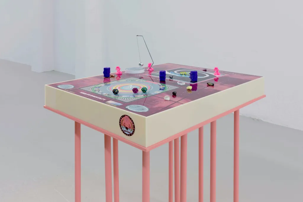 Berlínský OMSK Social Club ve své hře The Living Virtual Theater využívá princip tarotu jako nástroj kolektivního vyprávění a intuitivního rozhodování