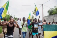 Gabon po převratu otevřel hranice. S volbami vůdce puče spěchat nehodlá