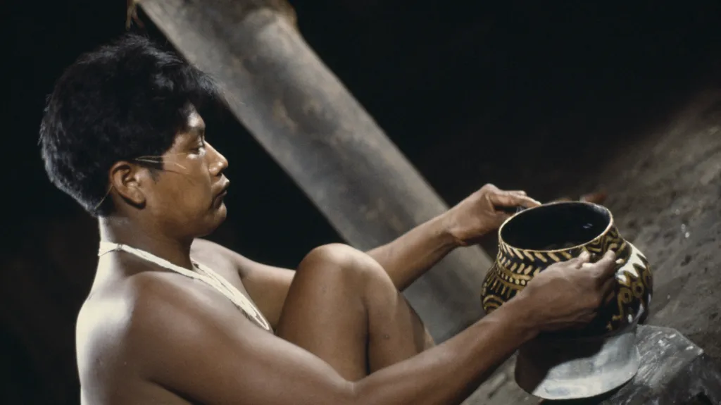 Šaman z Amazonie s nádobou na uchovávání ayahuascy
