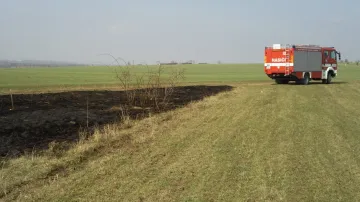 Hasiči vyjíždějí k požárům travnatých porostů
